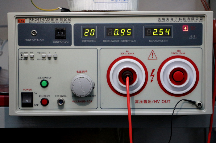 進行電感量測試的環型變壓器