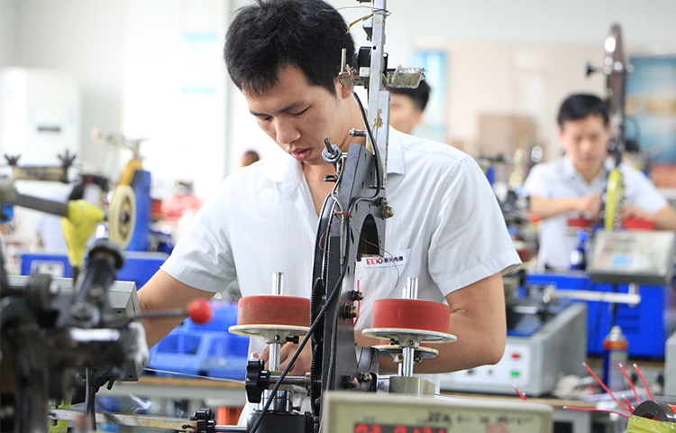 圣元電器車間員工正在繞制環形變壓器