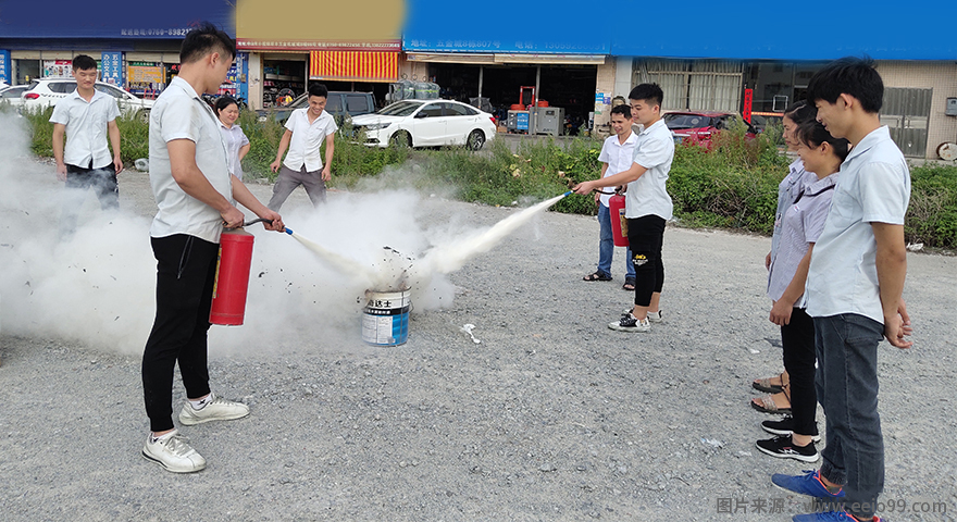 圣元電器員工學習使用滅火器