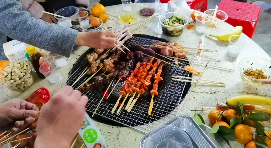 圣元伙伴各自動手烤肉